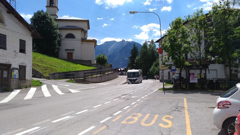 fermata dell'autobus sulla strada a lato della chiesa