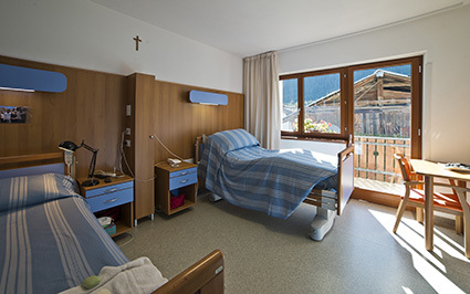 Camera da letto luminosa e ampia con due postazioni